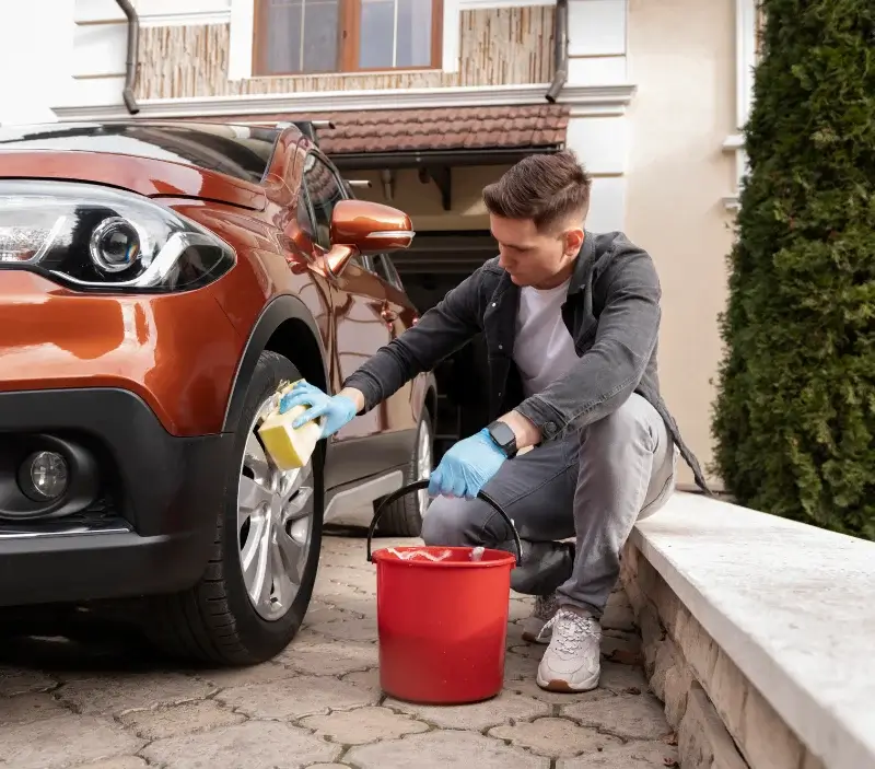 Lavage auto à domicile Mennevret : professionnel intervenant sur un véhicule